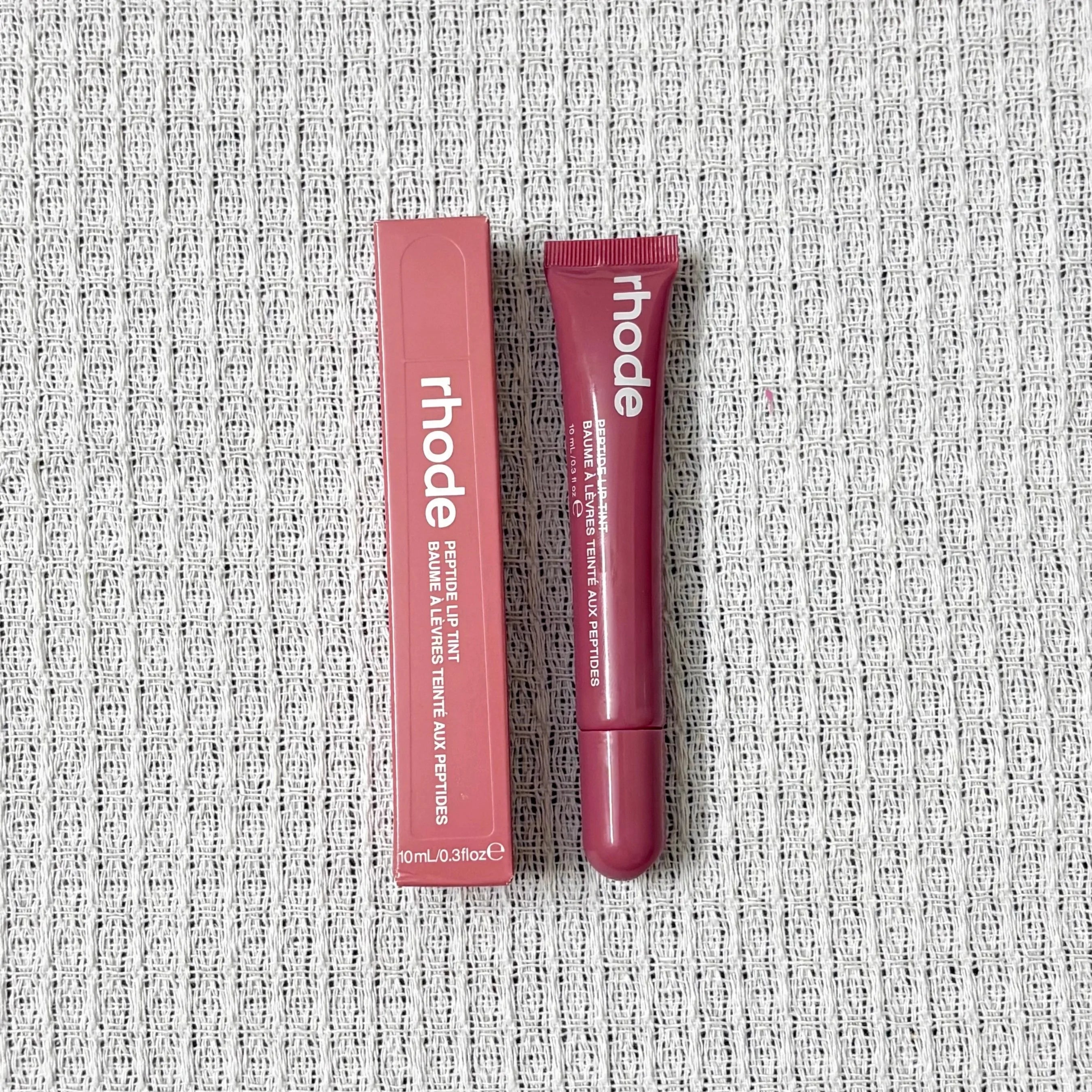 Soft, Plump & Irresistible Lips! 
Treat your lips to intense hydration with this peptide lip treatment. The silky formula helps keep lips soft, smooth, and glossy while enhancing their natural beauty with a healthy, juicy sh