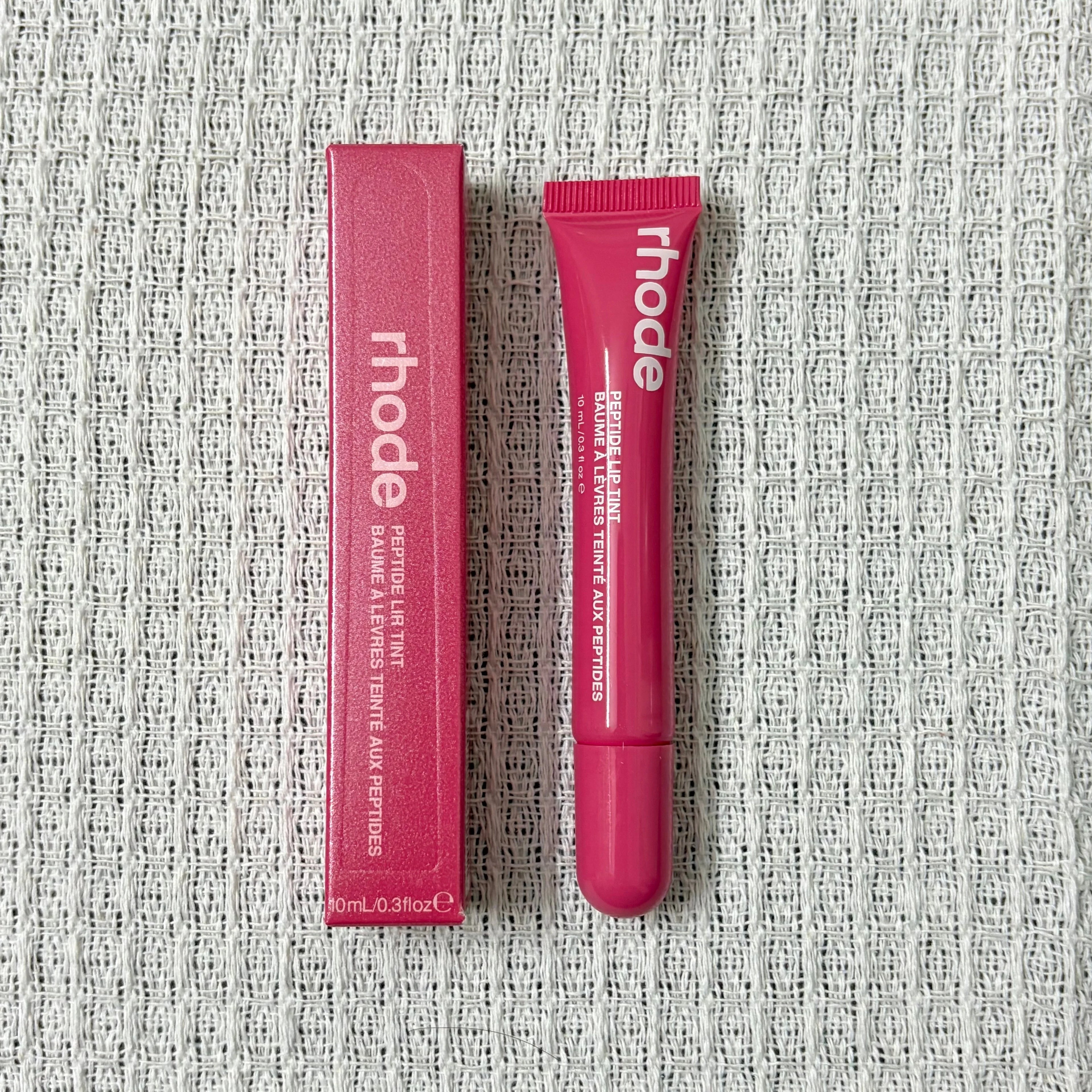 Soft, Plump & Irresistible Lips! 
Treat your lips to intense hydration with this peptide lip treatment. The silky formula helps keep lips soft, smooth, and glossy while enhancing their natural beauty with a healthy, juicy sh