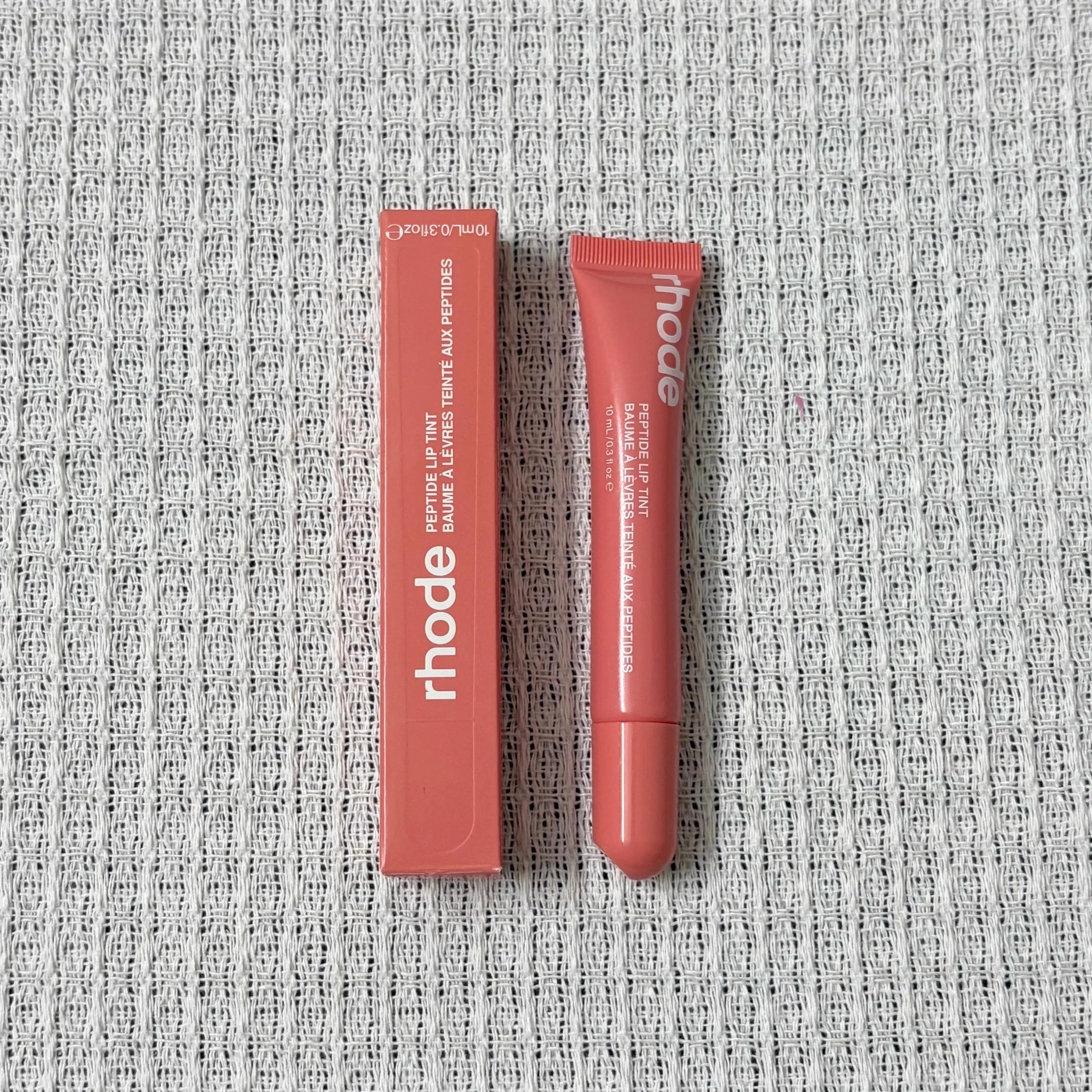 Soft, Plump & Irresistible Lips! 
Treat your lips to intense hydration with this peptide lip treatment. The silky formula helps keep lips soft, smooth, and glossy while enhancing their natural beauty with a healthy, juicy sh