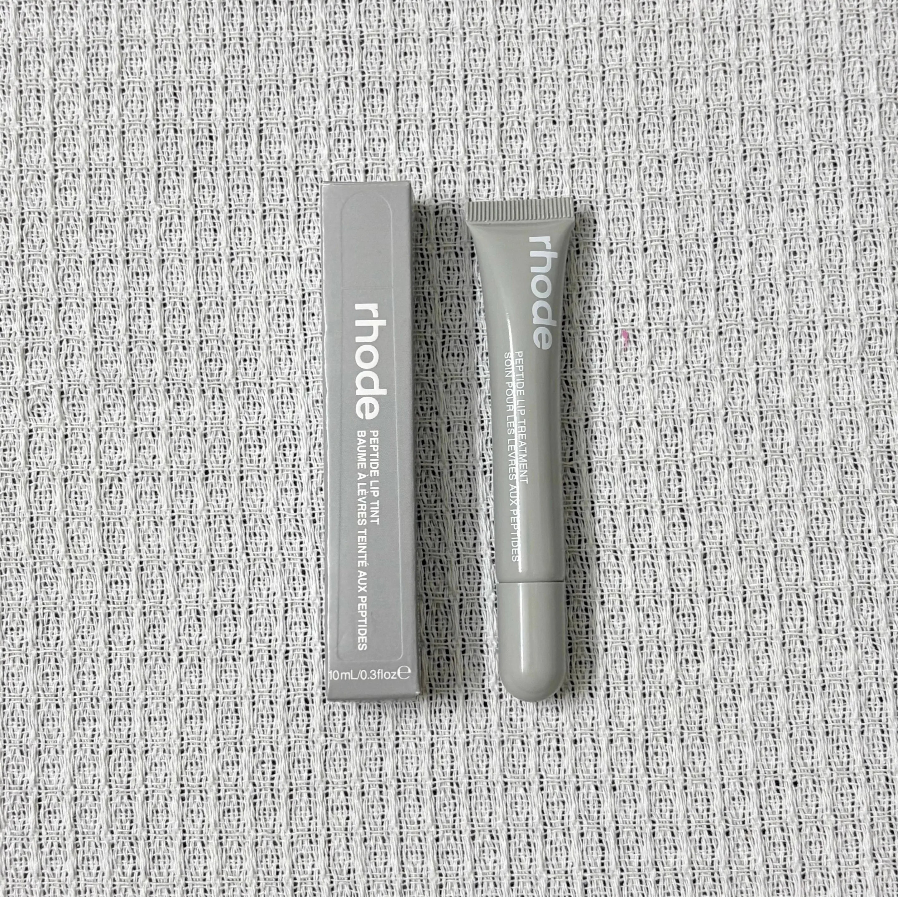 Soft, Plump & Irresistible Lips! 
Treat your lips to intense hydration with this peptide lip treatment. The silky formula helps keep lips soft, smooth, and glossy while enhancing their natural beauty with a healthy, juicy sh