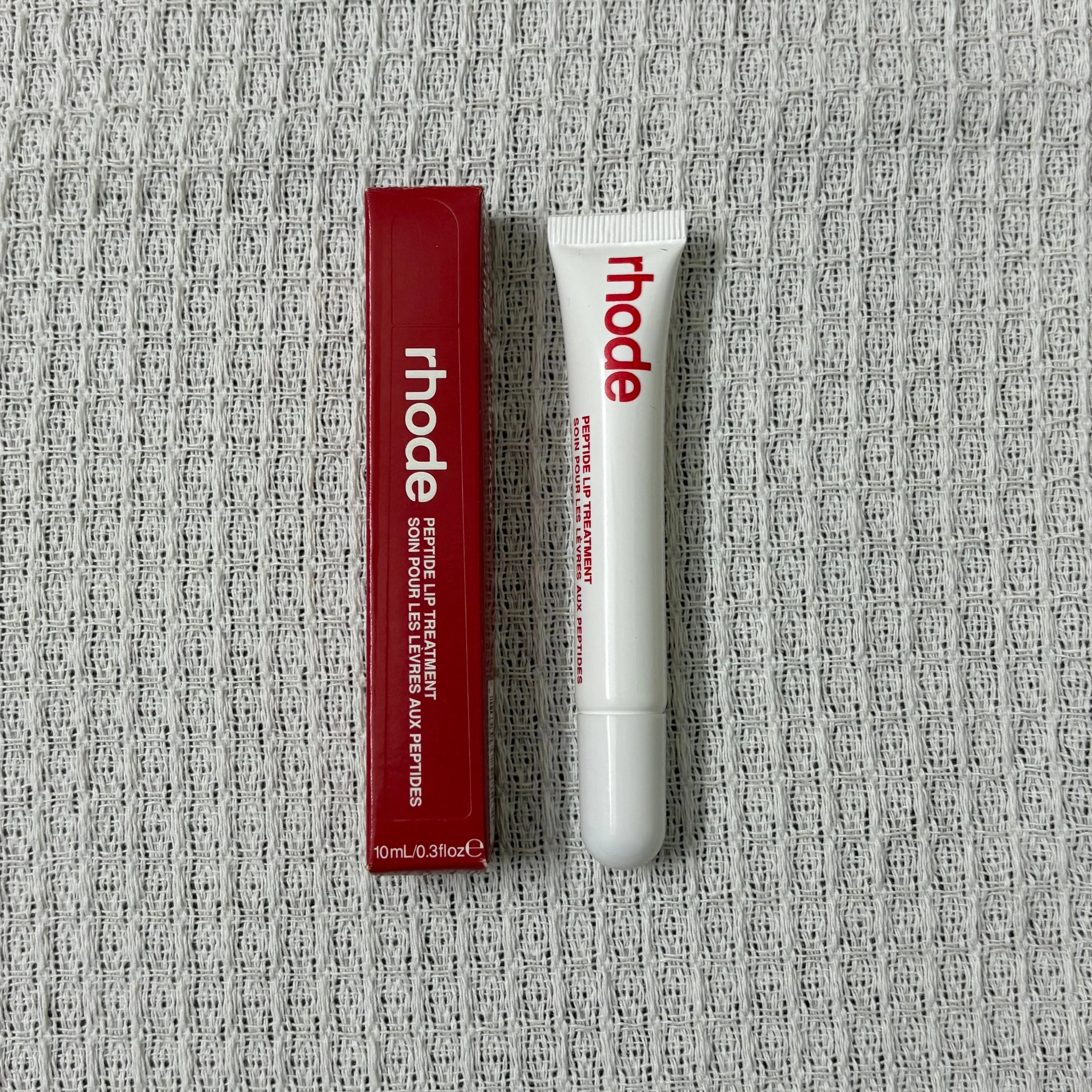 Soft, Plump & Irresistible Lips! 
Treat your lips to intense hydration with this peptide lip treatment. The silky formula helps keep lips soft, smooth, and glossy while enhancing their natural beauty with a healthy, juicy sh