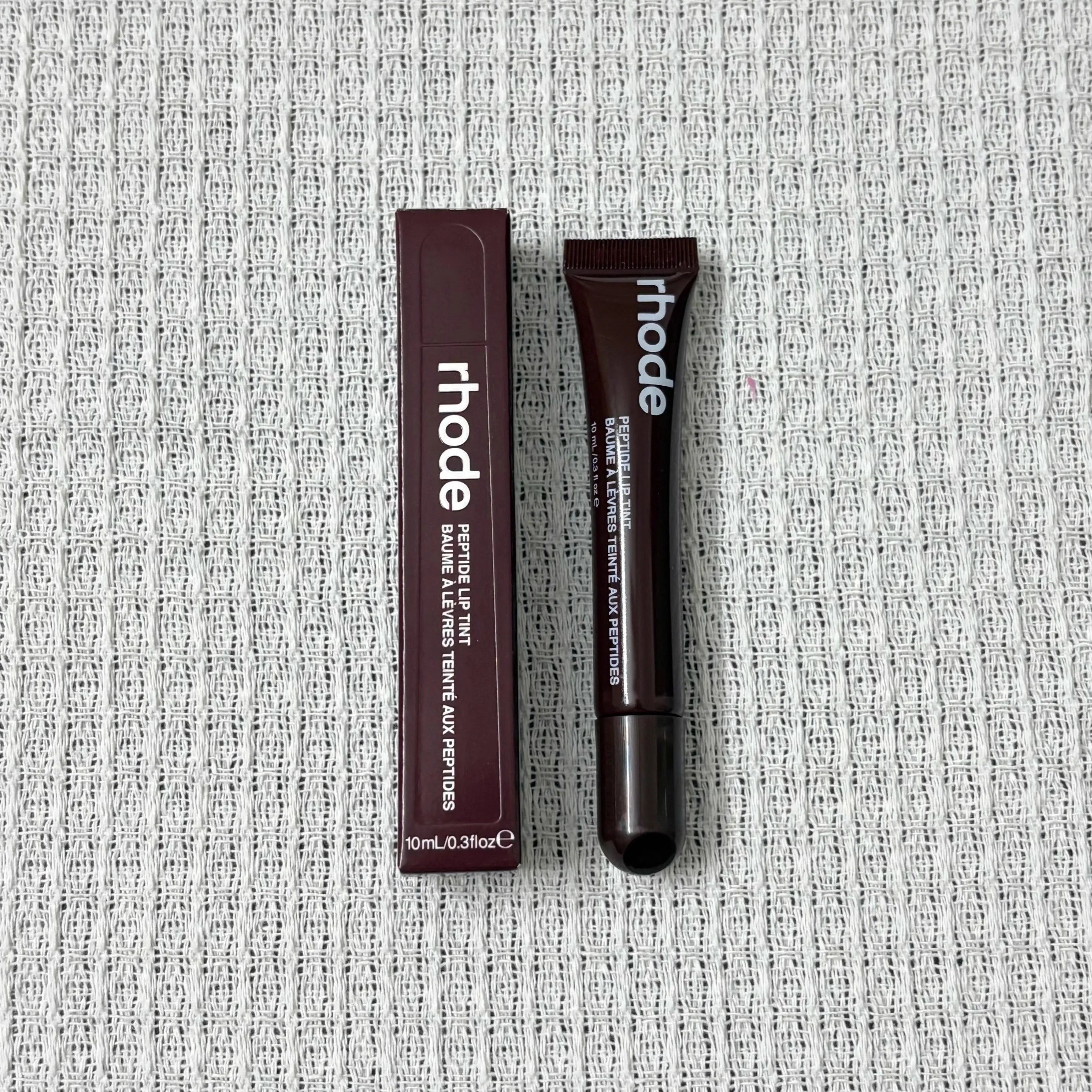 Soft, Plump & Irresistible Lips! 
Treat your lips to intense hydration with this peptide lip treatment. The silky formula helps keep lips soft, smooth, and glossy while enhancing their natural beauty with a healthy, juicy sh