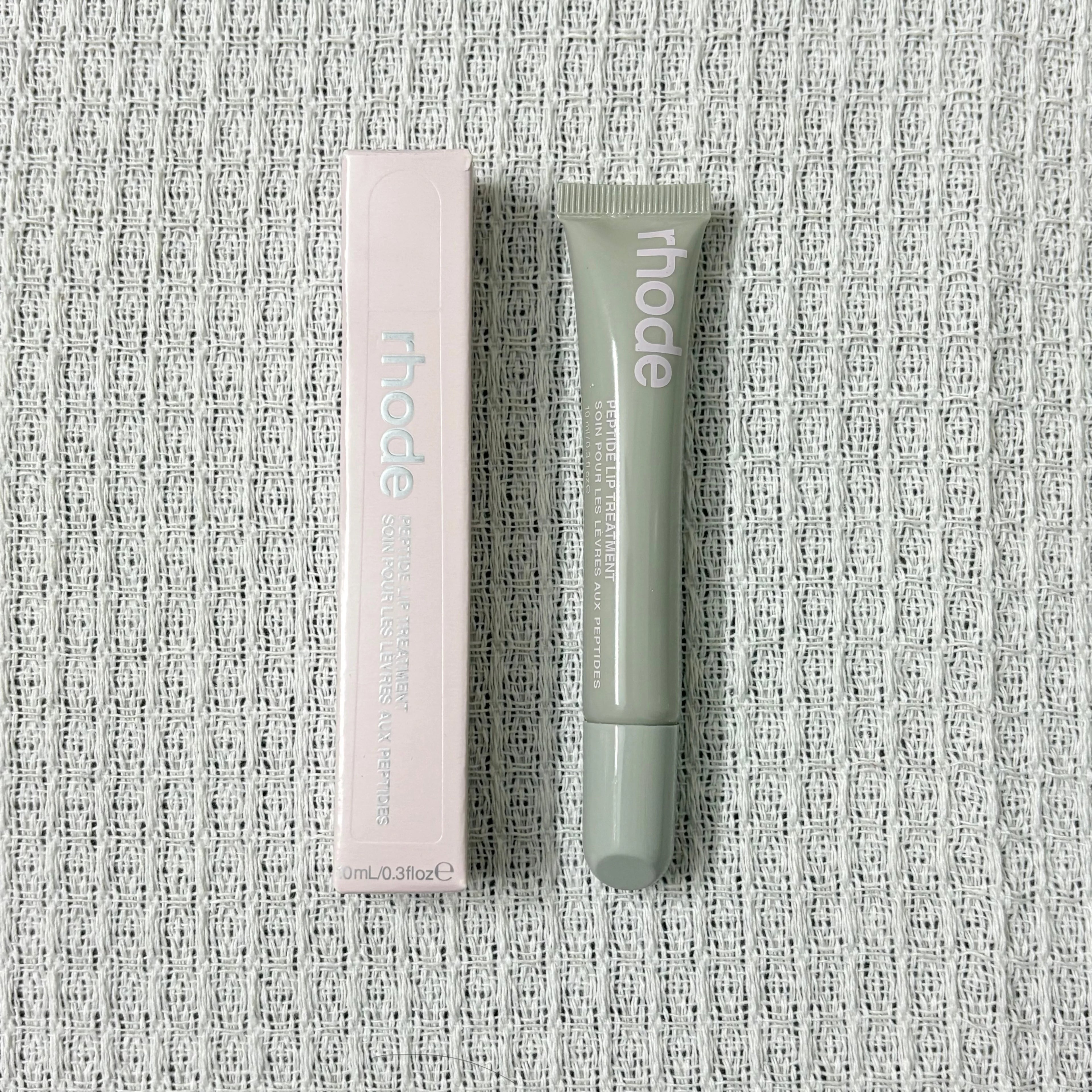 Soft, Plump & Irresistible Lips! 
Treat your lips to intense hydration with this peptide lip treatment. The silky formula helps keep lips soft, smooth, and glossy while enhancing their natural beauty with a healthy, juicy sh