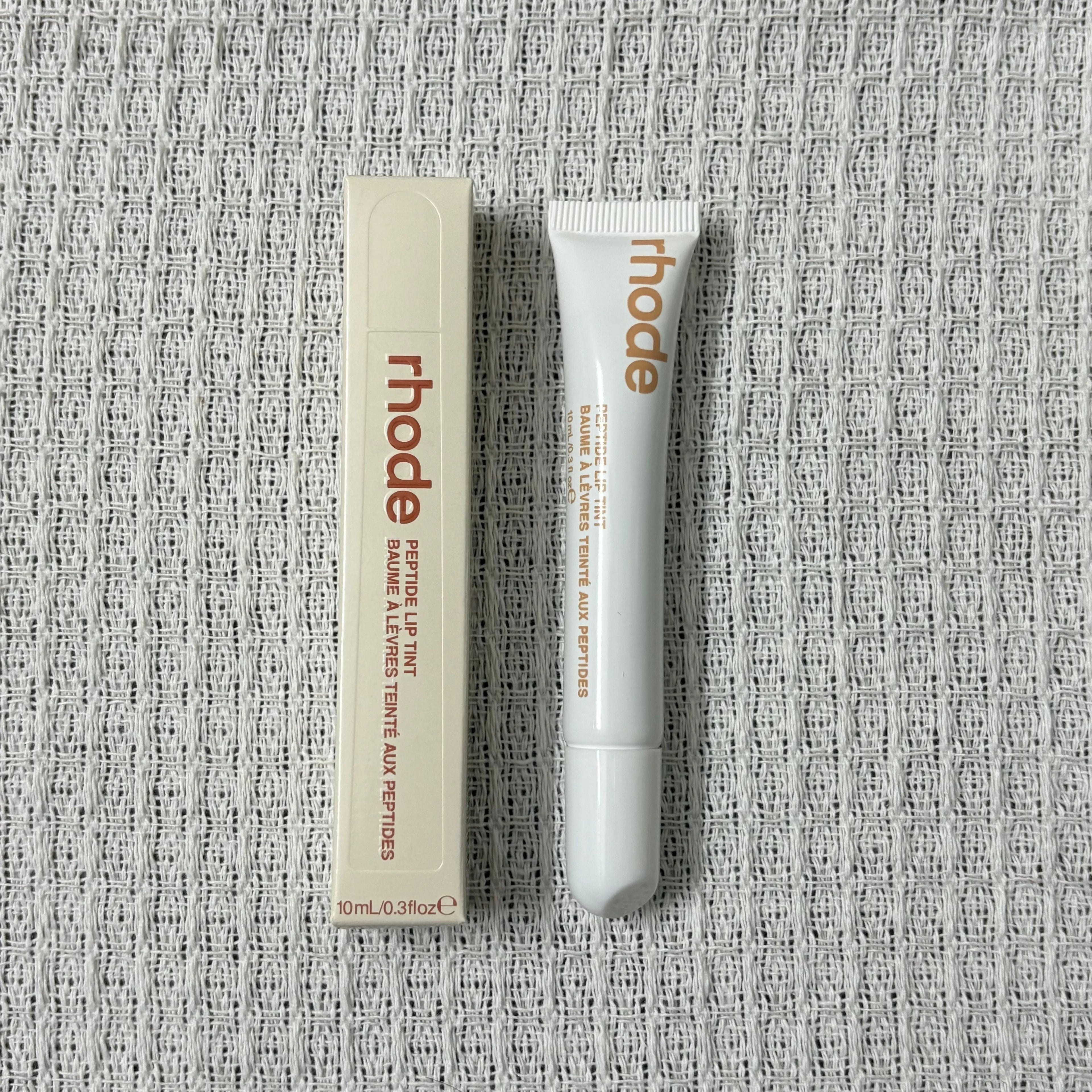Soft, Plump & Irresistible Lips! 
Treat your lips to intense hydration with this peptide lip treatment. The silky formula helps keep lips soft, smooth, and glossy while enhancing their natural beauty with a healthy, juicy sh