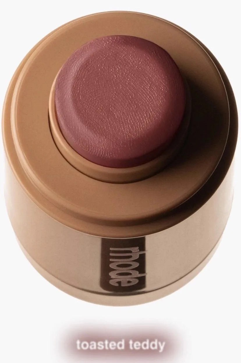 Soft, Plump & Irresistible Lips! 
Treat your lips to intense hydration with this peptide lip treatment. The silky formula helps keep lips soft, smooth, and glossy while enhancing their natural beauty with a healthy, juicy sh
