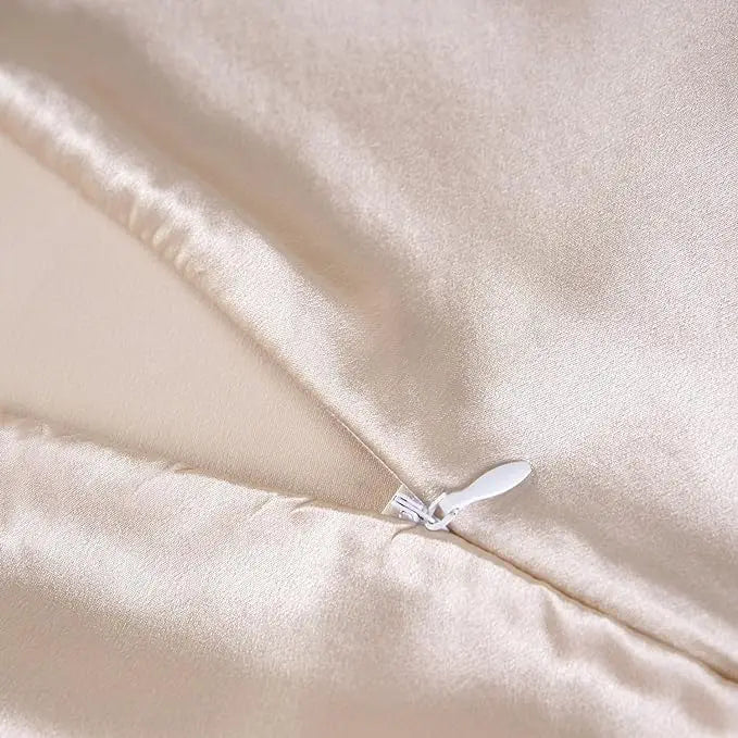 100% Natural Mulberry Silk Pillowcase – 19 Momme Luxury Silk

Experience the beauty of luxury sleep with our 100% Natural Mulberry Silk Pillowcase. Made from premium 19 Momme silk, it offers a soft, smooth, and elegant touc