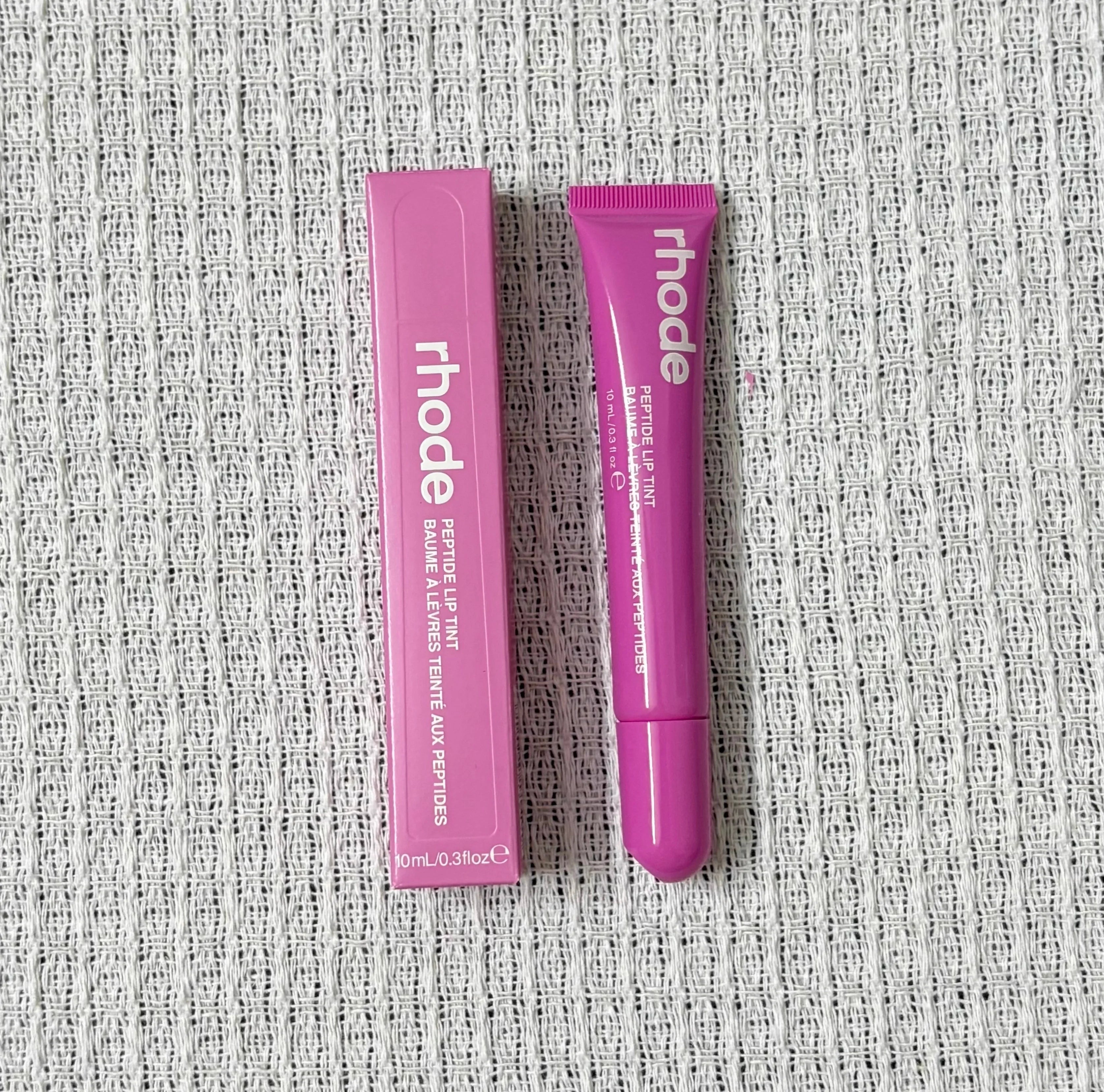 Soft, Plump & Irresistible Lips! 
Treat your lips to intense hydration with this peptide lip treatment. The silky formula helps keep lips soft, smooth, and glossy while enhancing their natural beauty with a healthy, juicy sh