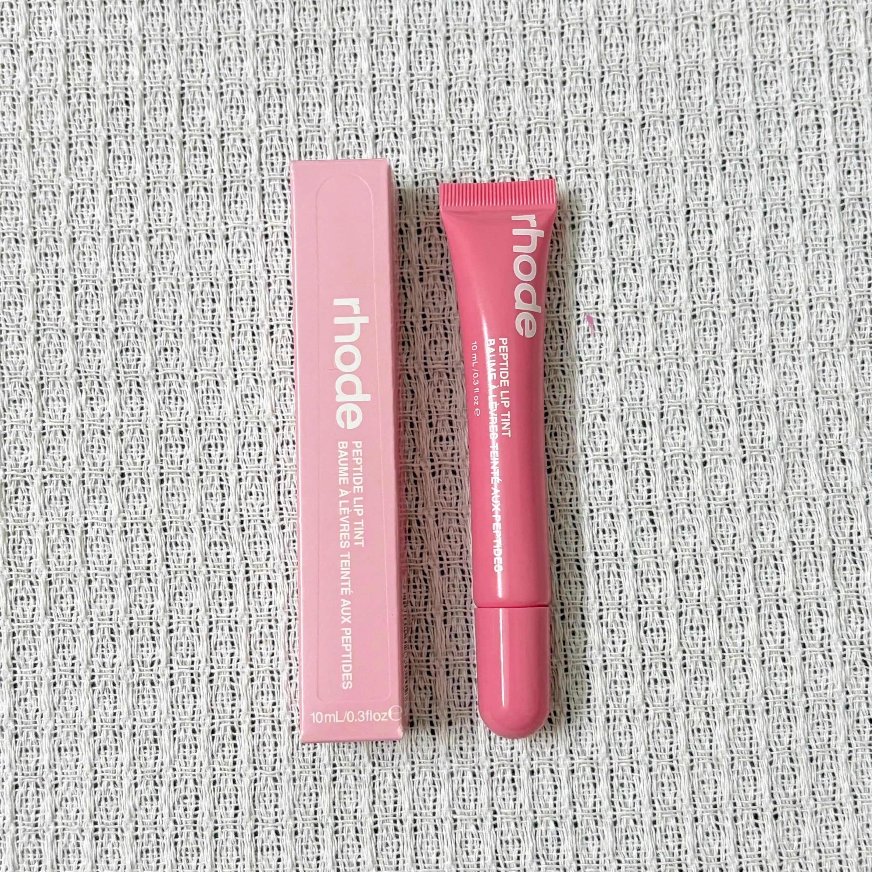 Soft, Plump & Irresistible Lips! 
Treat your lips to intense hydration with this peptide lip treatment. The silky formula helps keep lips soft, smooth, and glossy while enhancing their natural beauty with a healthy, juicy sh