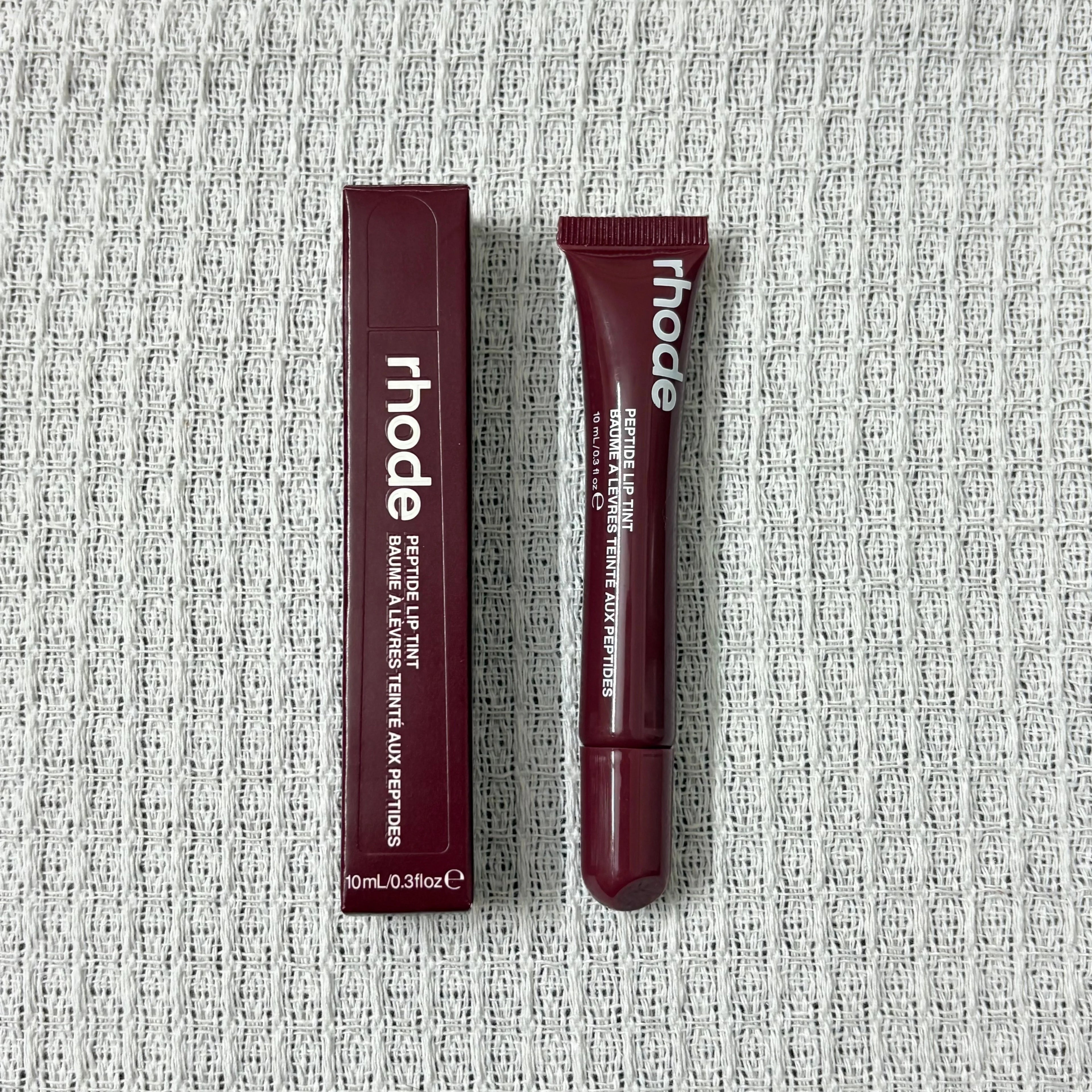 Soft, Plump & Irresistible Lips! 
Treat your lips to intense hydration with this peptide lip treatment. The silky formula helps keep lips soft, smooth, and glossy while enhancing their natural beauty with a healthy, juicy sh