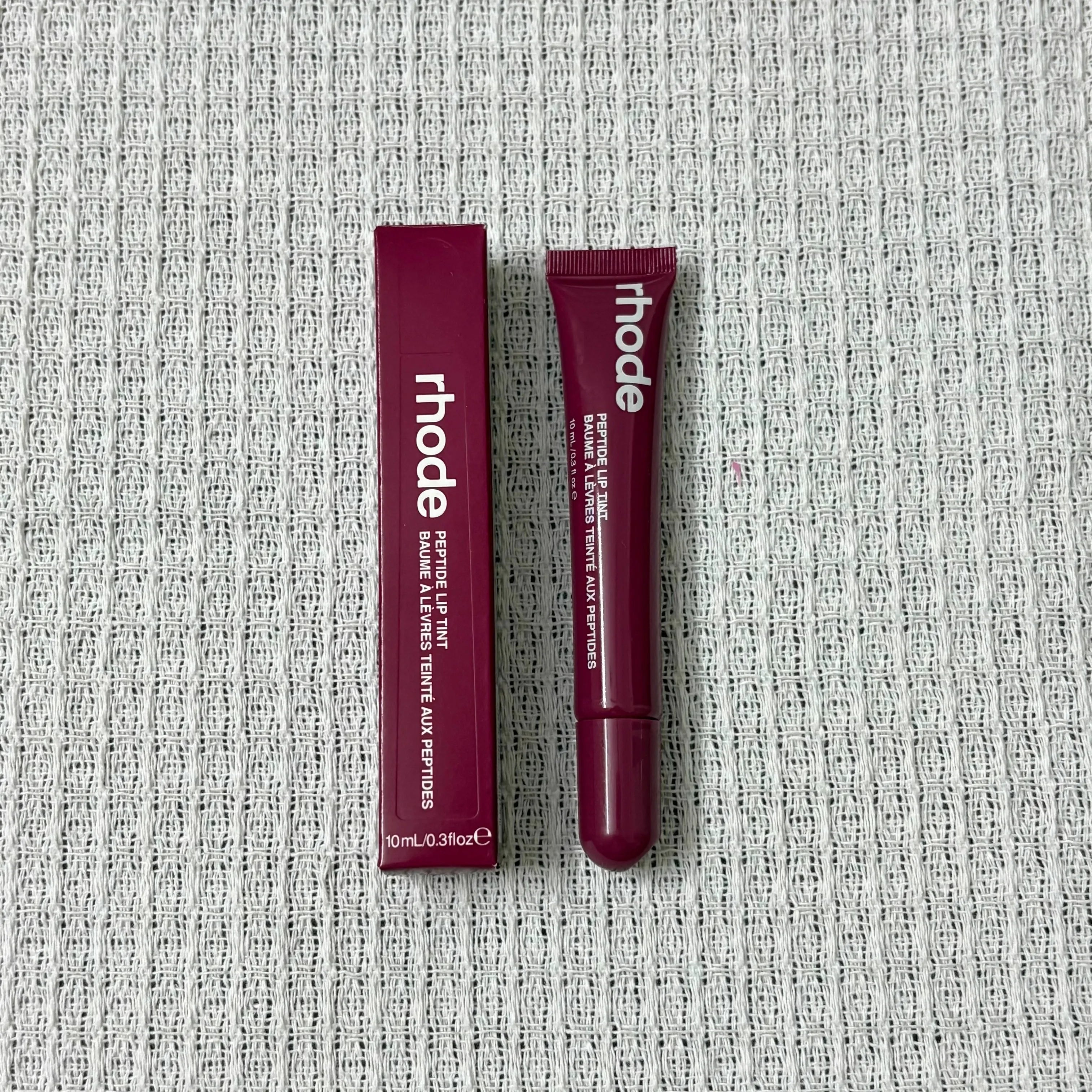 Soft, Plump & Irresistible Lips! 
Treat your lips to intense hydration with this peptide lip treatment. The silky formula helps keep lips soft, smooth, and glossy while enhancing their natural beauty with a healthy, juicy sh