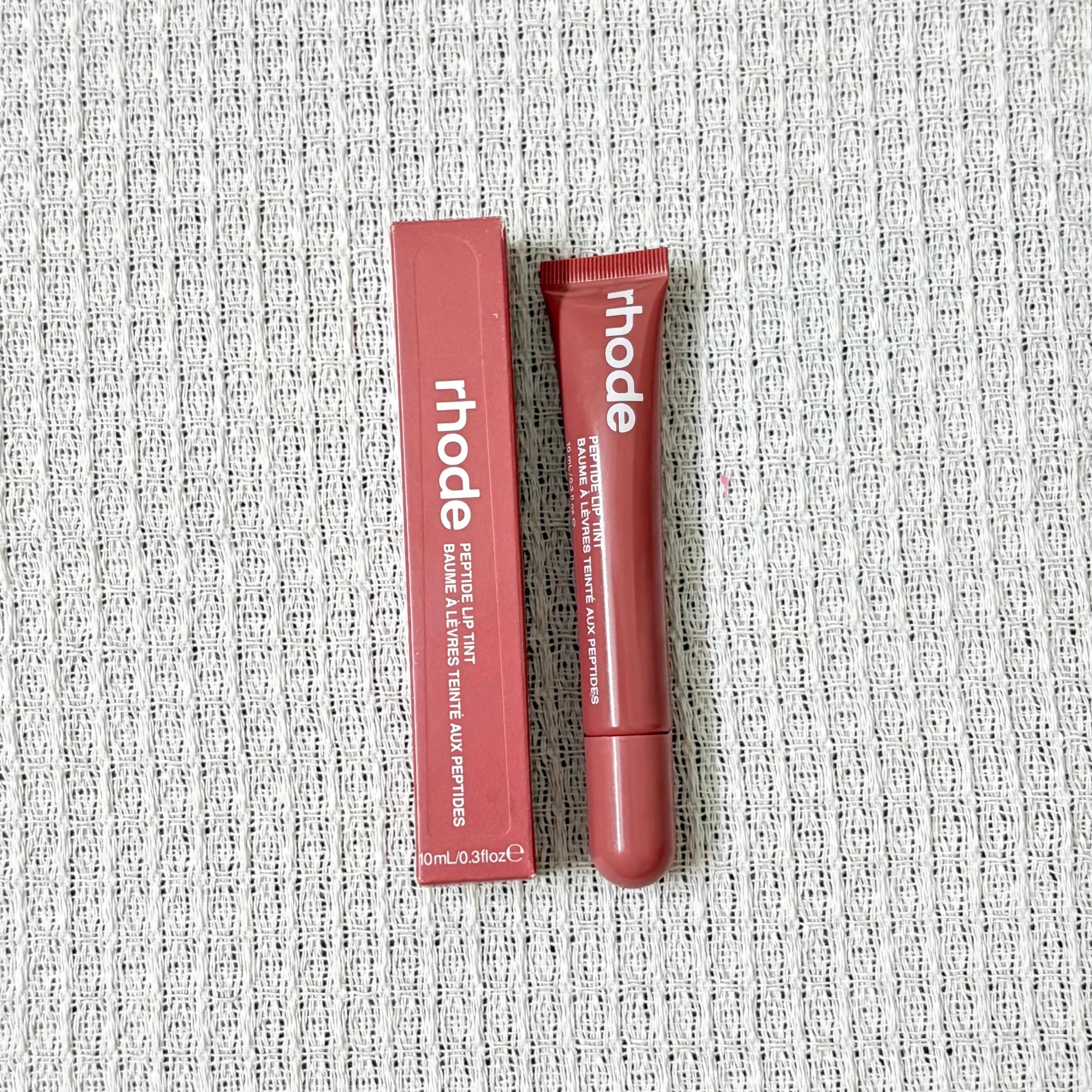 Soft, Plump & Irresistible Lips! 
Treat your lips to intense hydration with this peptide lip treatment. The silky formula helps keep lips soft, smooth, and glossy while enhancing their natural beauty with a healthy, juicy sh